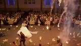 Vídeo mostra início do incêndio que deixou mais de cem mortos em casamento (Reprodução/Twitter @AstroCounselKK)